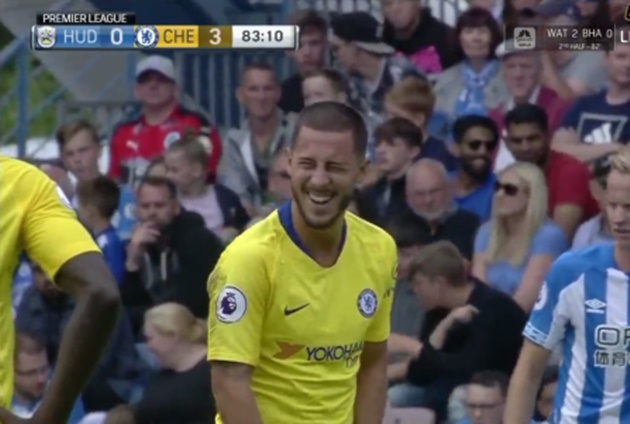Ảnh Jorginho cười tít mắt sau pha rê bóng của Hazard - Bóng Đá