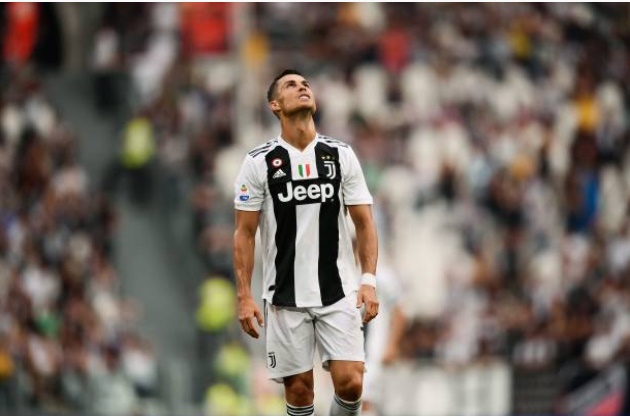 Ronaldo cười khó hiểu khi đồng đội ghi bàn - Bóng Đá