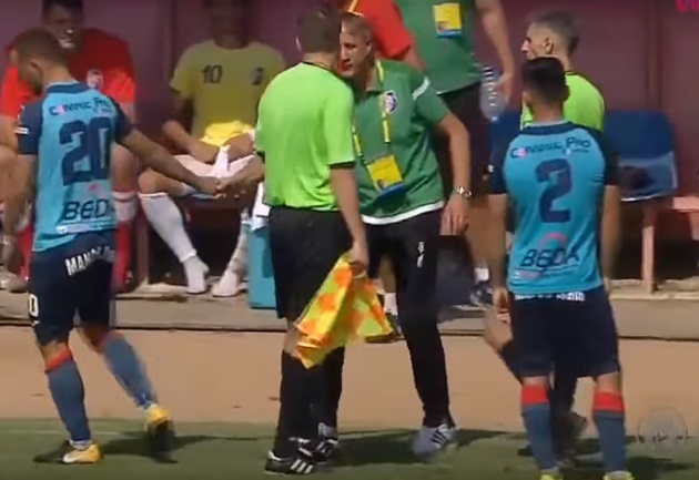 HLV bị thẻ đỏ vì gạt chân cầu thủ ở Romania - Bóng Đá
