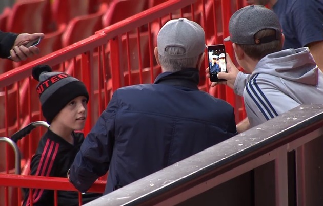 Mourinho selfie với fan tàn tật - Bóng Đá