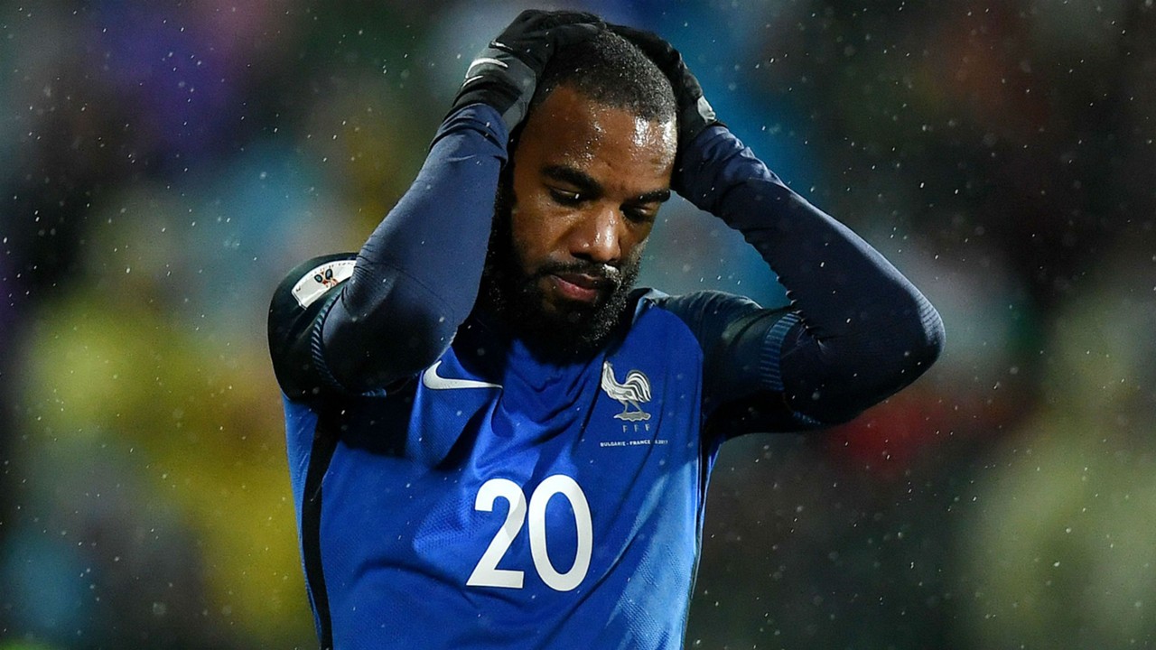 Deschamps lý giải quyết định loại Lacazette - Bóng Đá