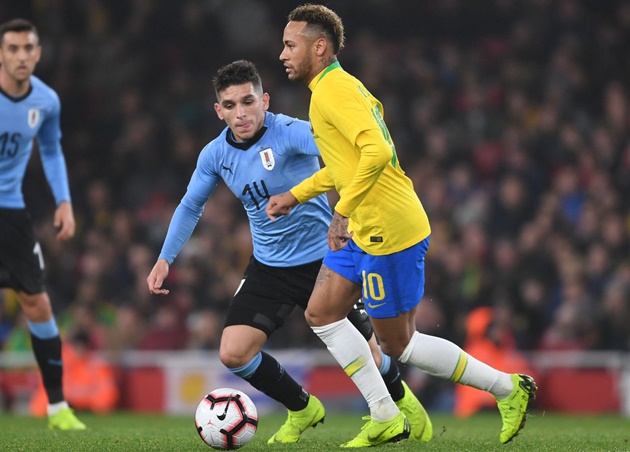 Torreira khóa chặt Neymar Firmino trong trận đấu Uruguay - Bóng Đá