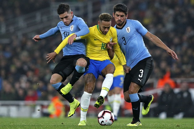 Torreira khóa chặt Neymar Firmino trong trận đấu Uruguay - Bóng Đá