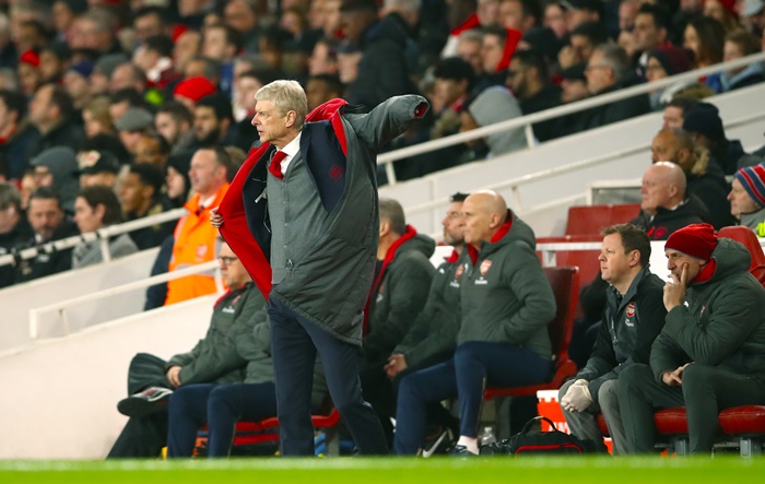 Wenger lên tiếng về việc khó khăn kéo khóa áo - Bóng Đá