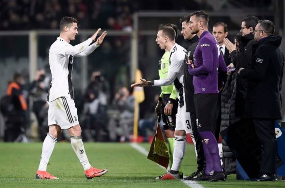 Vừa ghi bàn, Ronaldo đã bị dính thẻ và rời sân - Bóng Đá