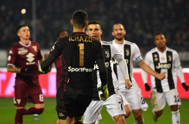 Chọc tức thủ môn đối phương, Ronaldo mỉm cười nhận thẻ - Bóng Đá