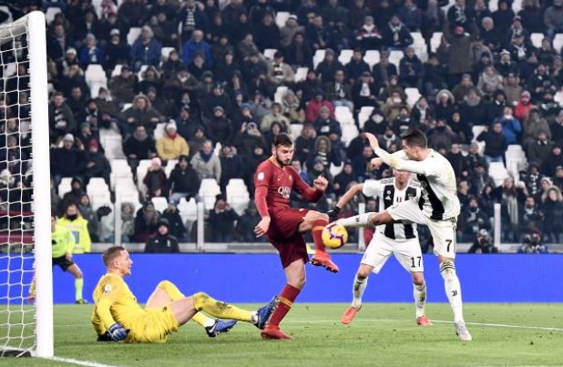 Sút mãi không vào, Ronaldo điên tiết phá cột dọc Roma - Bóng Đá