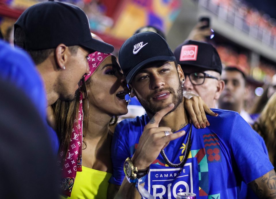 Kệ M.U, Neymar quẩy tưng bừng - Bóng Đá
