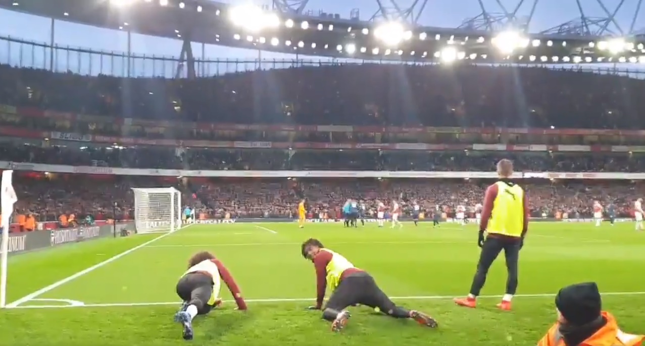 Guendouzi Iwobi cúi người để CĐV Arsenal xem đá pen - Bóng Đá