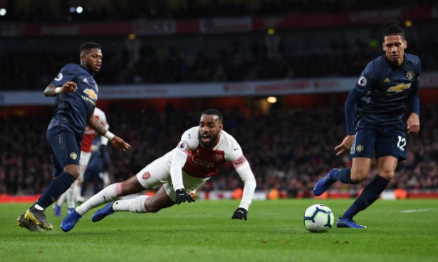 Guendouzi Iwobi cúi người để CĐV Arsenal xem đá pen - Bóng Đá