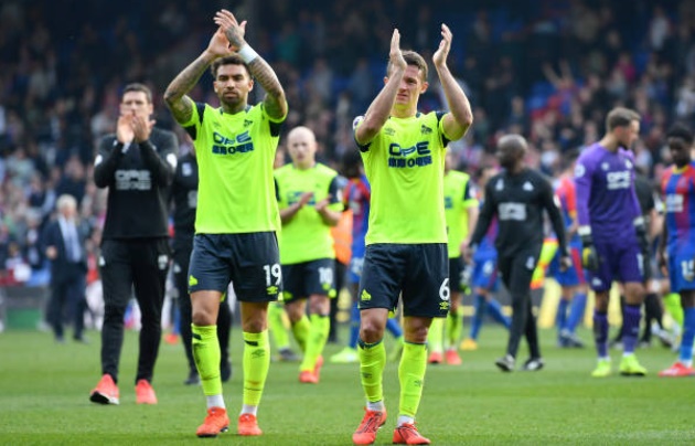 CĐV Huddersfield vỗ tay động viên khi đội nhà xuống hạng - Bóng Đá