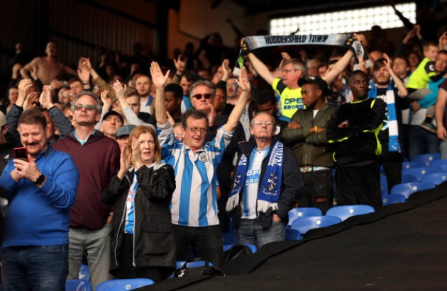 CĐV Huddersfield vỗ tay động viên khi đội nhà xuống hạng - Bóng Đá