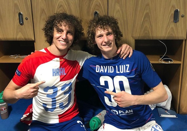 SỐC: David Luiz bất ngờ đụng độ "anh em sinh đôi" ngay trong trận đấu