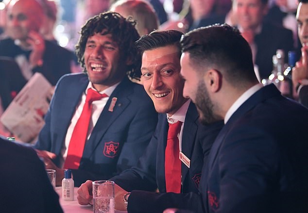Dàn sao Arsenal cười toe toét khi đi từ thiện - Bóng Đá