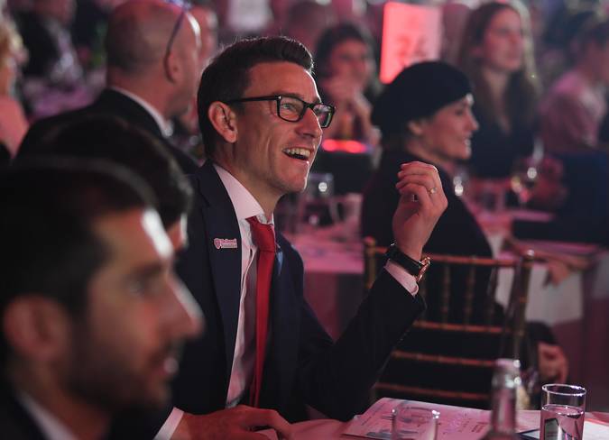 Dàn sao Arsenal cười toe toét khi đi từ thiện - Bóng Đá