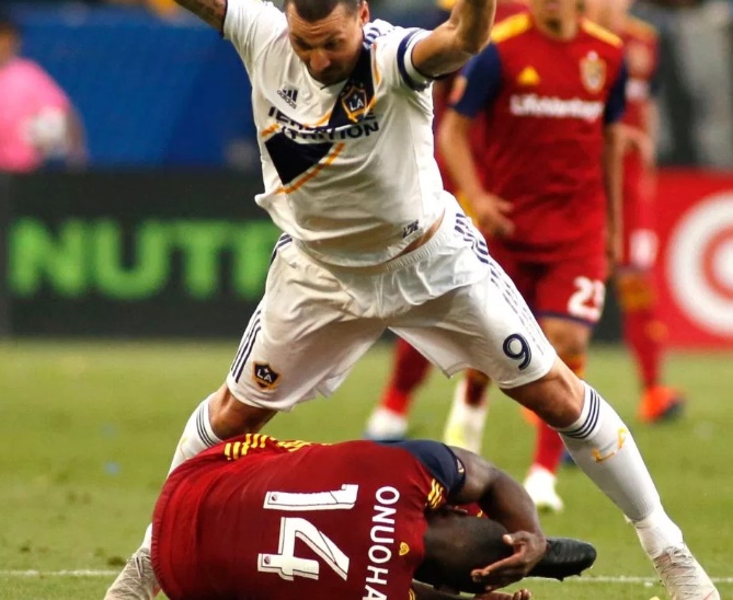 Ibrahimovic gây lộn với OnuOha tại MLS - Bóng Đá