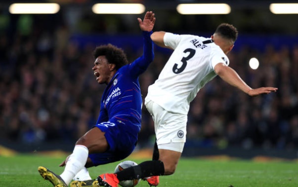 Fan Chelsea ném đá Willian - Bóng Đá