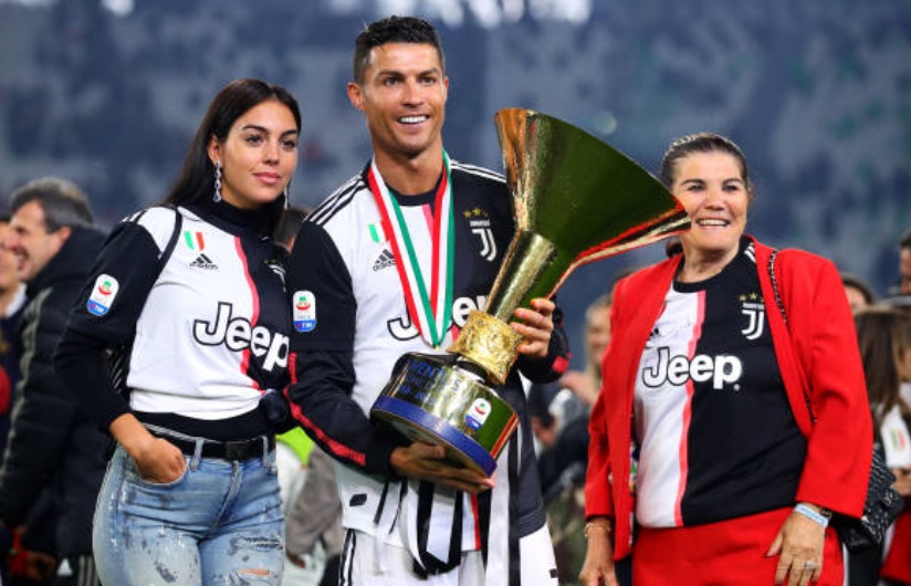 Ronaldo ôm Allegri ngày Juve nâng cúp - Bóng Đá