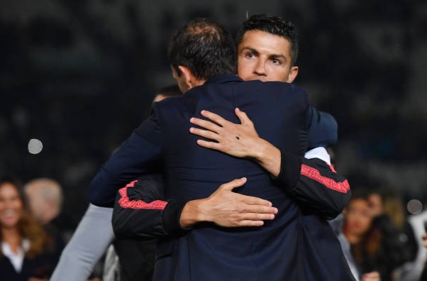 Ronaldo ôm Allegri ngày Juve nâng cúp - Bóng Đá