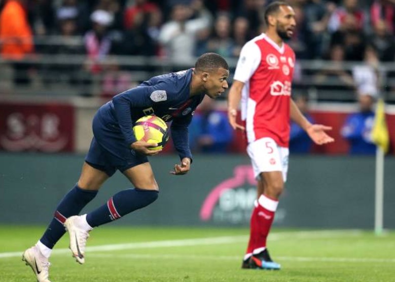 Mbappe buồn bã ngày PSG thua trận cuối - Bóng Đá