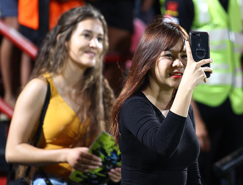 Báo Thái Lan đăng loạt ảnh nóng bỏng của bạn gái Văn Lâm - Bóng Đá
