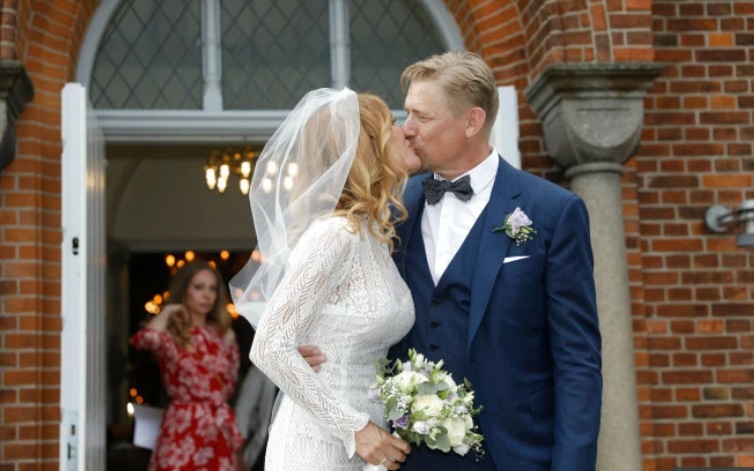 Man Utd legend Peter Schmeichel celebrates marriage to stunning Laura von Lindholm with big kiss - Bóng Đá