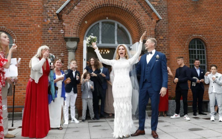 Man Utd legend Peter Schmeichel celebrates marriage to stunning Laura von Lindholm with big kiss - Bóng Đá