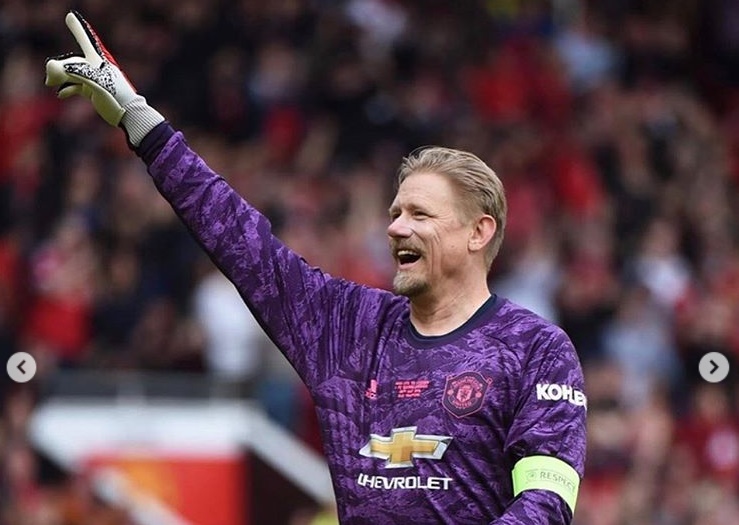 Man Utd legend Peter Schmeichel celebrates marriage to stunning Laura von Lindholm with big kiss - Bóng Đá