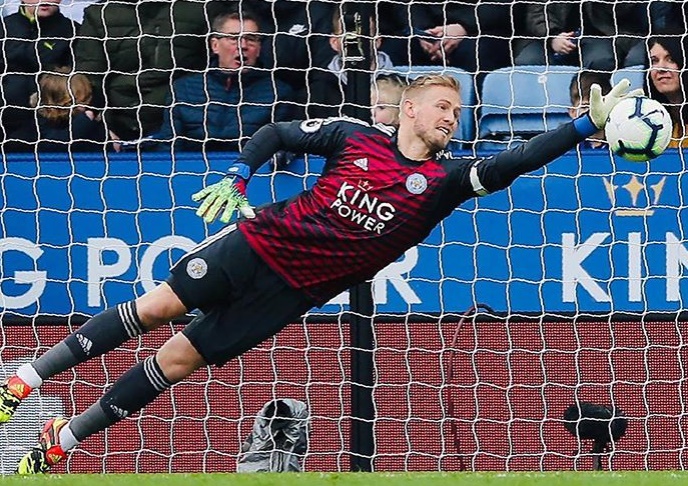 Man Utd legend Peter Schmeichel celebrates marriage to stunning Laura von Lindholm with big kiss - Bóng Đá