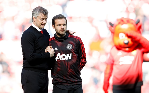 Juan Mata signed a three-year contract on Monday afternoon which will keep him at United until 2022 - Bóng Đá