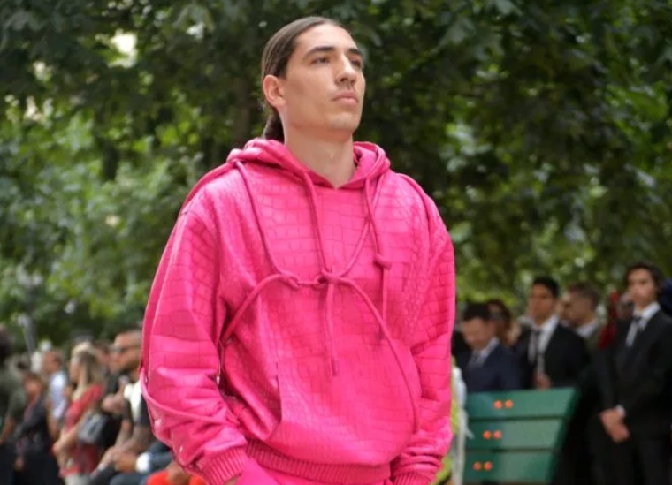 Hector Bellerin ‘living his best life’ as Arsenal star shows he’s over knee injury while strutting on Louis Vuitton Paris catwalk show - Bóng Đá