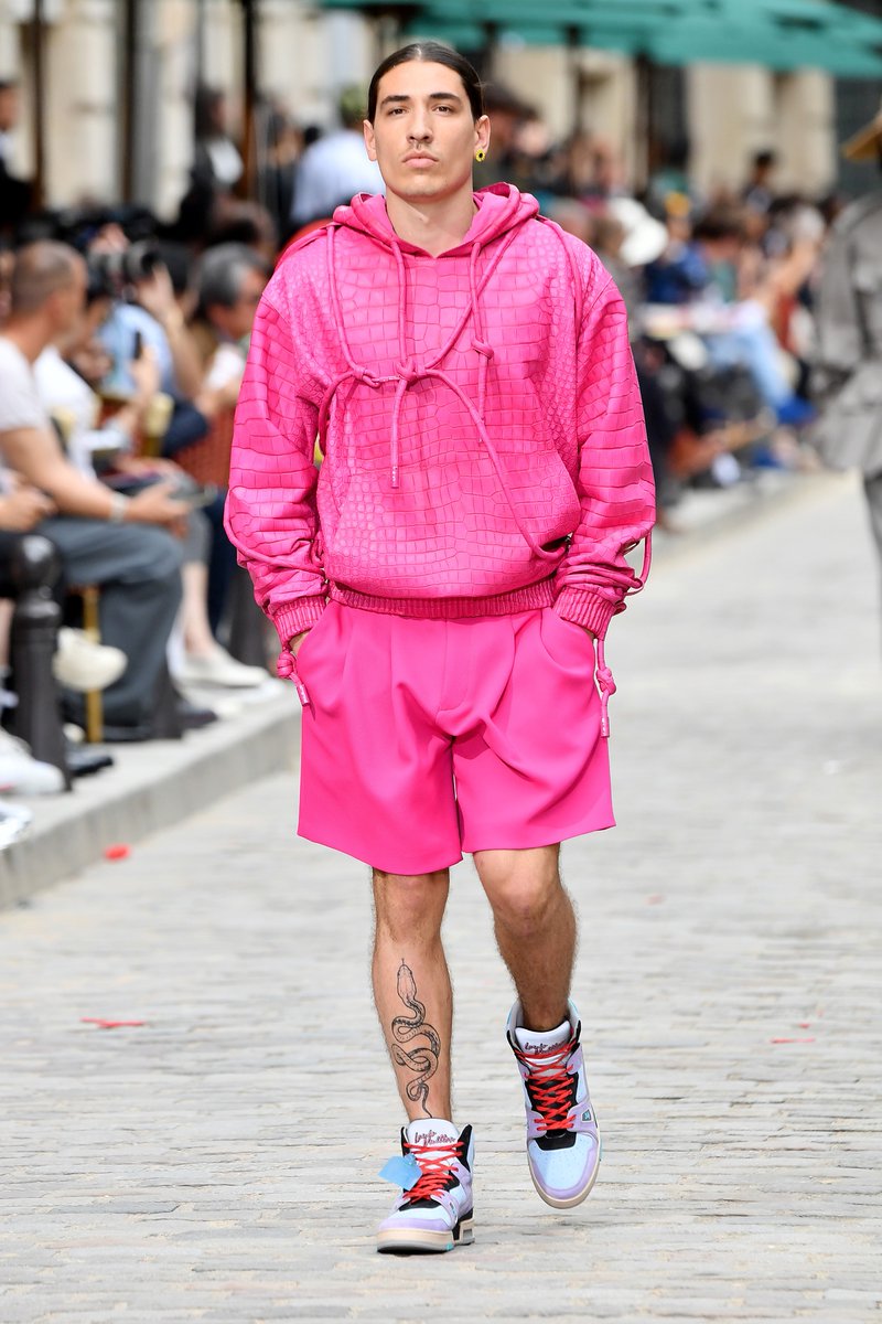 Hector Bellerin ‘living his best life’ as Arsenal star shows he’s over knee injury while strutting on Louis Vuitton Paris catwalk show - Bóng Đá