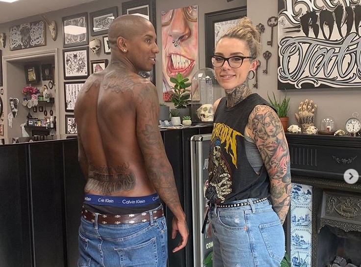 Ashley Young shows off new tattoo.. but Man Utd fans tell him to spend summer working on crosses instead - Bóng Đá
