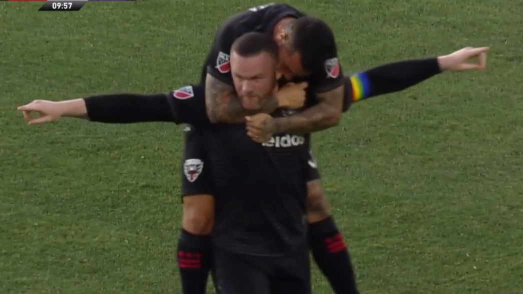 DC United's Wayne Rooney scores from beyond midfield against Orlando City - Bóng Đá