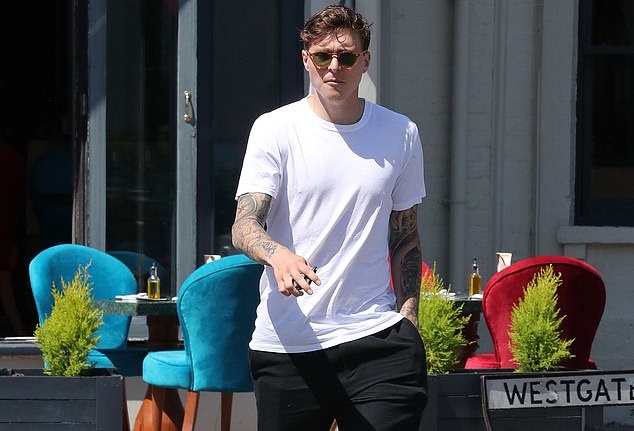 Victor Lindelof spotted out in Cheshire as he takes break from Manchester United - Bóng Đá
