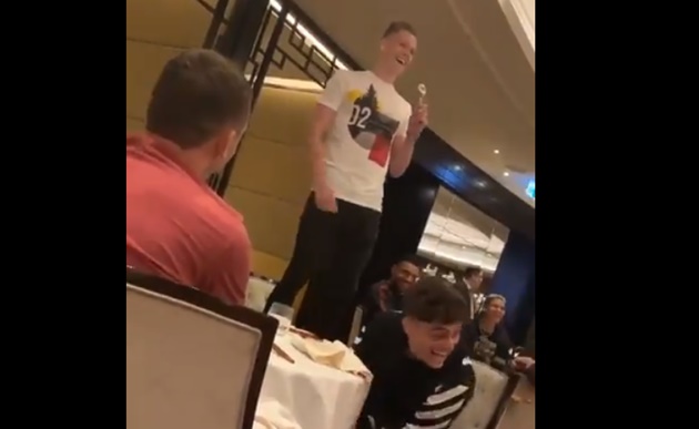 Wan-Bissaka and James struggle with their Man Utd initiation songs, while McTominay shines - Bóng Đá