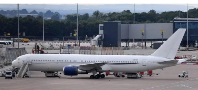 Man City plane GROUNDED at Manchester Airport as flight to China was disrupted by Thomas Cook admin error - Bóng Đá