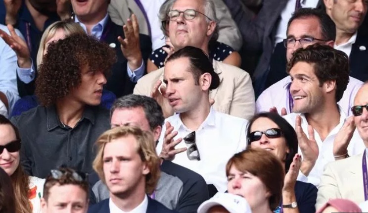 Chelsea star David Luiz ruins Wimbledon fan’s day by blocking his view of Federer vs Djokovic with his HAIR - Bóng Đá