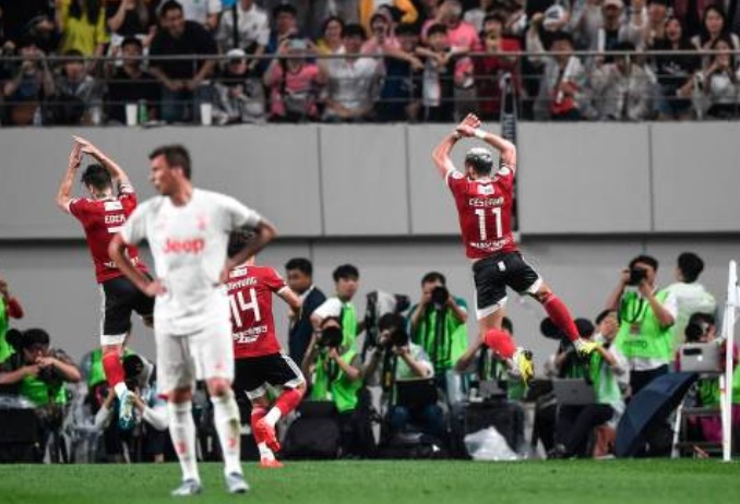 Cristiano Ronaldo smiles wryly after K-League striker Cesinha imitates his iconic celebration - Bóng Đá