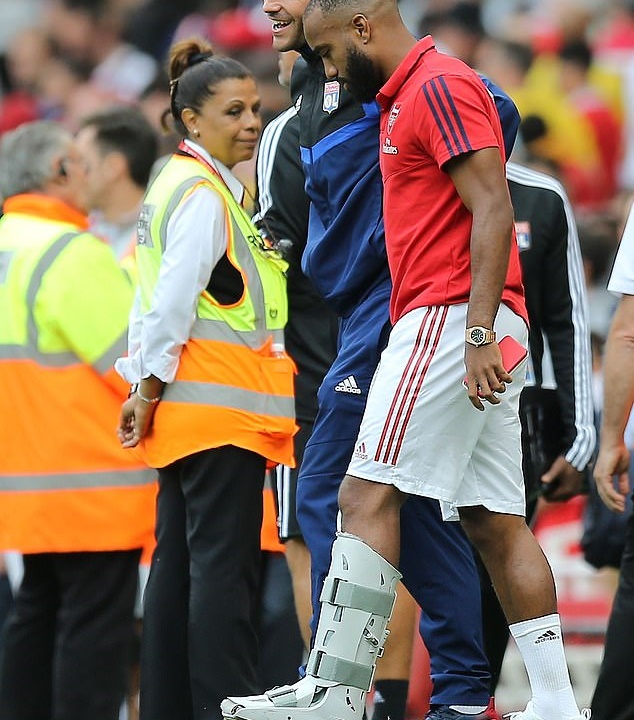 Alexandre Lacazette gives Arsenal cause for concern as striker leaves stadium in protective boot after Emirates Cup defeat by Lyon - Bóng Đá