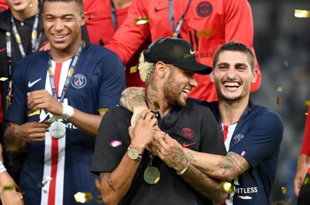 Kylian Mbappe visibly pushes Neymar out of PSG's Super Cup celebrations - Bóng Đá