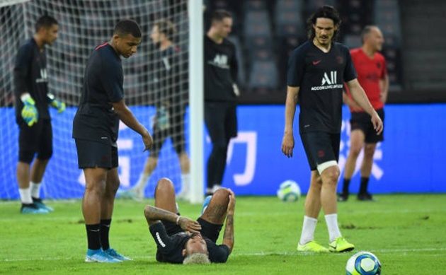 Kylian Mbappe visibly pushes Neymar out of PSG's Super Cup celebrations - Bóng Đá