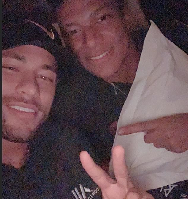 Neymar poses for picture with 'my bro' Kylian Mbappe  - Bóng Đá