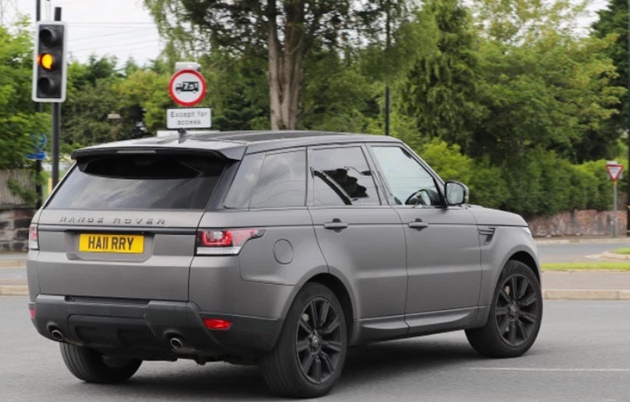  Maguire leaves Carrington in personalised Range Rover with Man Utd goodie bag - Bóng Đá