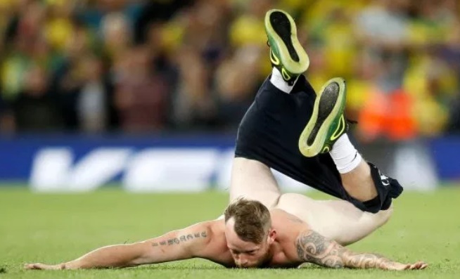 Streaker felled by security during Liverpool clash with Norwich and Firmino loved it - Bóng Đá