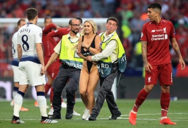 Streaker felled by security during Liverpool clash with Norwich and Firmino loved it - Bóng Đá