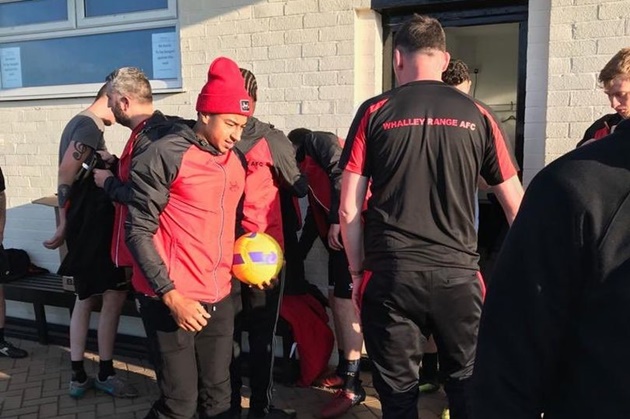Manchester United star Jesse Lingard surprises local amateur team with full kits, coats and t-shirts for new season - Bóng Đá