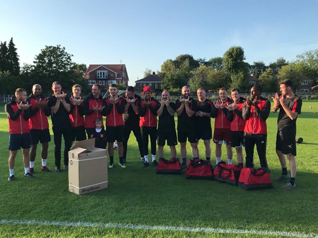 Manchester United star Jesse Lingard surprises local amateur team with full kits, coats and t-shirts for new season - Bóng Đá