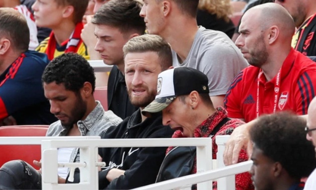 Mesut Ozil yawns watching Arsenal - Bóng Đá
