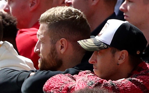 Mesut Ozil yawns watching Arsenal - Bóng Đá